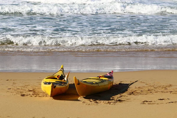 海滩上的皮划艇 — 图库照片