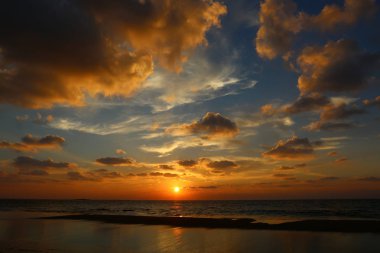 Akdeniz 'de gün batımı 