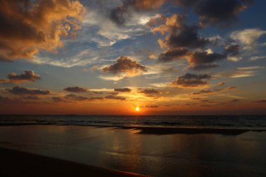 Akdeniz 'de gün batımı 