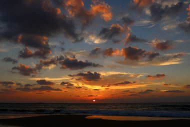 Akdeniz 'de gün batımı 