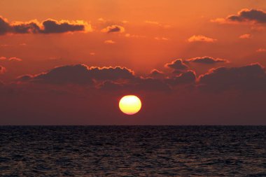 Akdeniz 'de gün batımı 