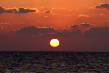 Akdeniz 'de gün batımı 