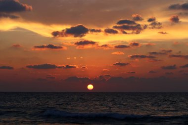 Akdeniz 'de gün batımı 
