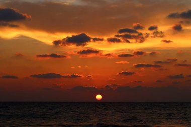 Akdeniz 'de gün batımı 