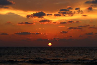Akdeniz 'de gün batımı 