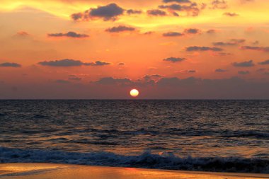 Akdeniz 'de gün batımı 