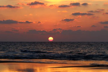 Akdeniz 'de gün batımı 