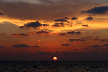 Akdeniz 'de gün batımı 