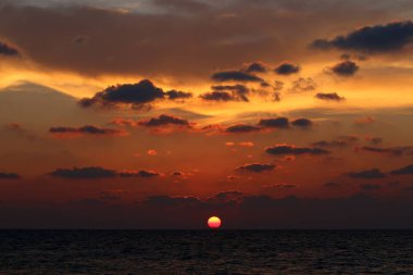 Akdeniz 'de gün batımı 