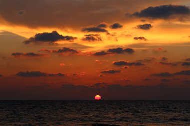 Akdeniz 'de gün batımı 