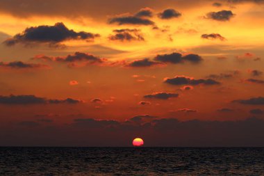 Akdeniz 'de gün batımı 