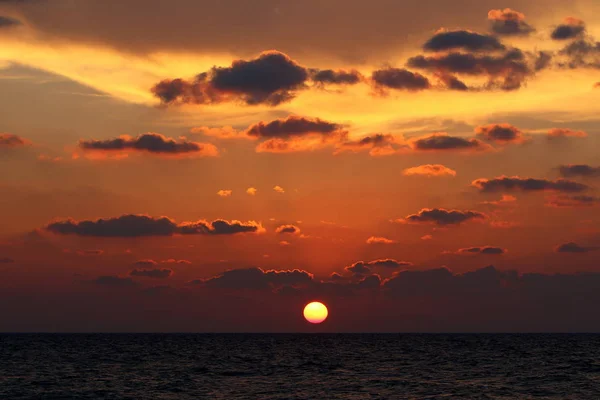 Pôr do sol no mar Mediterrâneo — Fotografia de Stock