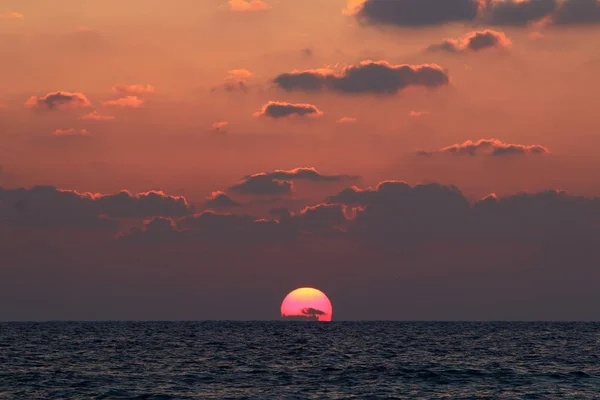 Puesta de sol en el mar Mediterráneo — Foto de Stock