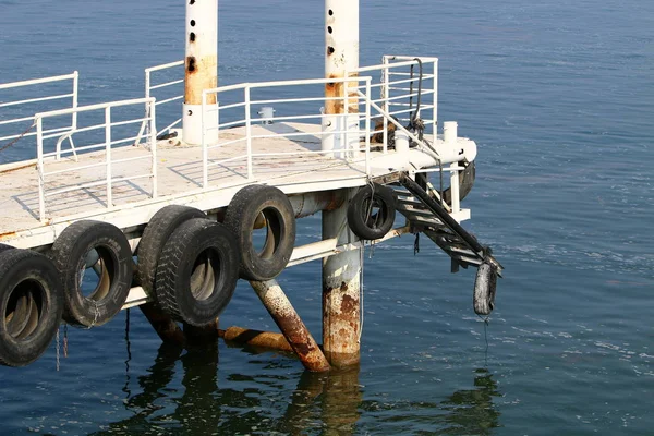 Embarcadero en la costa — Foto de Stock