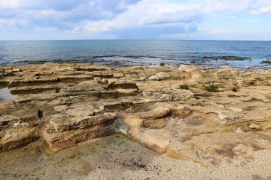 Akdeniz manzaralı kayalık sahil 