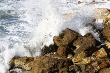 Akdeniz manzaralı kayalık sahil 