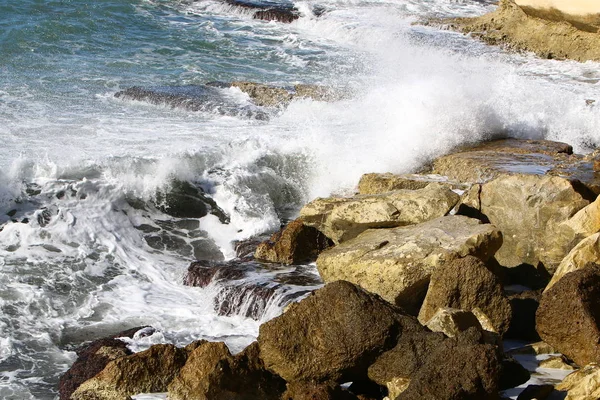 Akdeniz manzaralı kayalık sahil — Stok fotoğraf