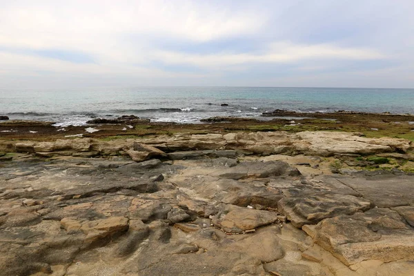 Steniga stranden av Medelhavet — Stockfoto