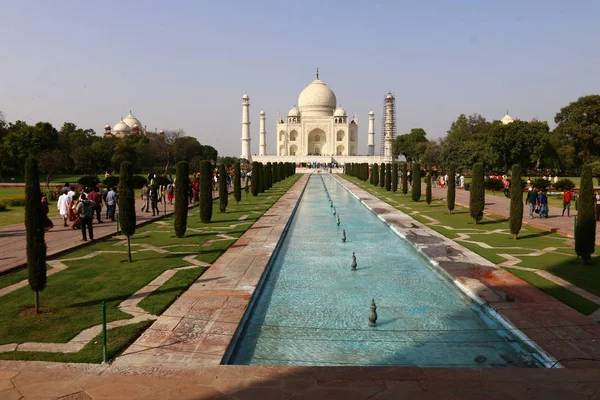 Taj Mahal - mauzoleum - mešita se nachází v Ágra, Indie — Stock fotografie