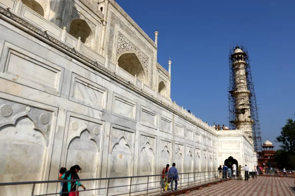 Taj Mahal - Mausoleum - Mosque, located in Agra, India — Stock Photo, Image