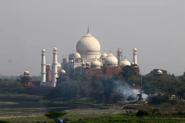 Taj mahal - Mausoleum - Moschee, gelegen in agra, Indien — Stockfoto