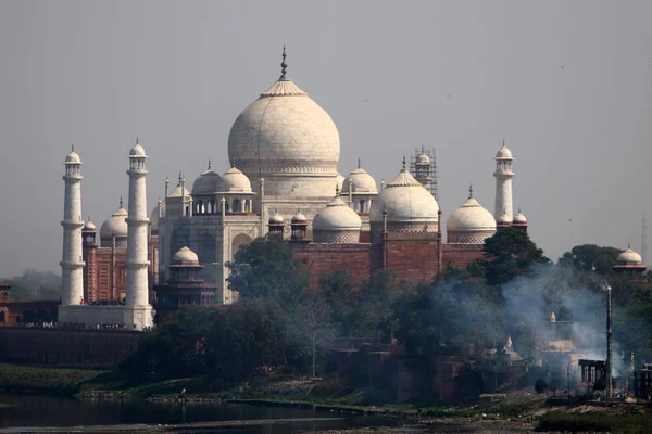 Taj Mahal - Mausoleo - Mezquita, ubicada en Agra, India —  Fotos de Stock