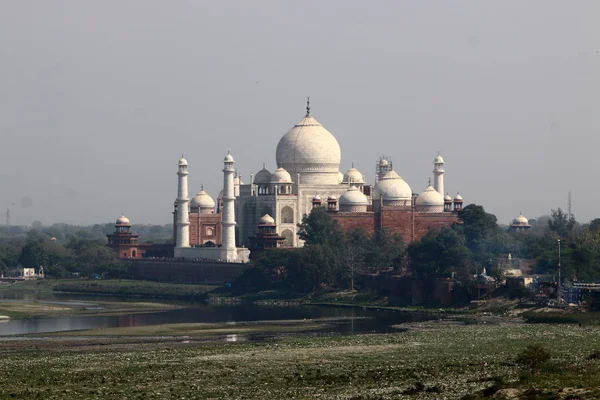 Taj Mahal - Mausoleo - Mezquita, ubicada en Agra, India —  Fotos de Stock