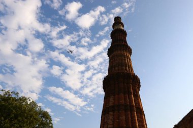 Qutub Minar - dünyanın en yüksek tuğla Minare. 