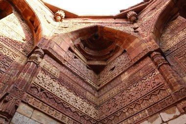 Qutub Minar - dünyanın en yüksek tuğla Minare. 