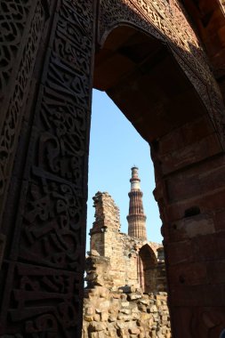 Qutub Minar - dünyanın en yüksek tuğla Minare. 
