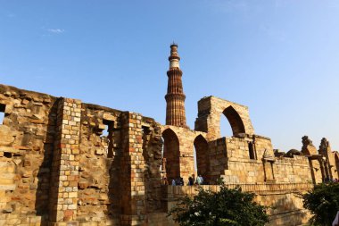 Qutub Minar - dünyanın en yüksek tuğla Minare. 