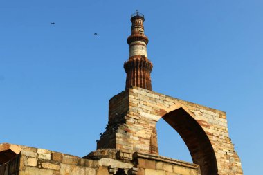 Qutub Minar - dünyanın en yüksek tuğla Minare. 