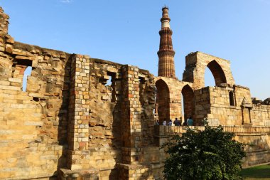 Qutub Minar - dünyanın en yüksek tuğla Minare. 