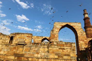 Qutub Minar - dünyanın en yüksek tuğla Minare. 