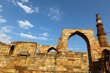 Qutub Minar - dünyanın en yüksek tuğla Minare. 