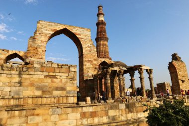 Qutub Minar - dünyanın en yüksek tuğla Minare. 