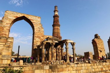 Qutub Minar - dünyanın en yüksek tuğla Minare. 
