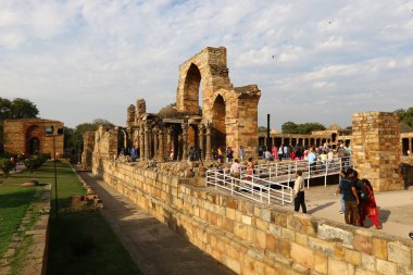 Qutub Minar - dünyanın en yüksek tuğla Minare. 