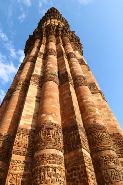 Qutub Minar - dünyanın en yüksek tuğla Minare. 