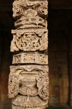 Qutub Minar - dünyanın en yüksek tuğla Minare. 