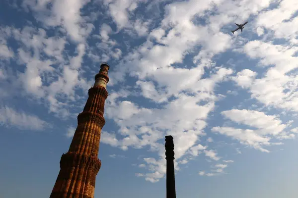 Qutub Minar - el minarete de ladrillo más alto del mundo . — Foto de Stock