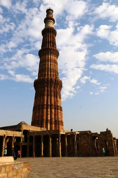 Qutub minar - das höchste Ziegelminarett der Welt. — Stockfoto