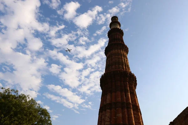 Qutub Minar - il minareto di mattoni più alto del mondo . — Foto Stock