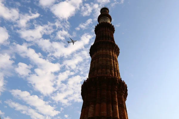Qutub Minar - o minarete de tijolo mais alto do mundo . — Fotografia de Stock