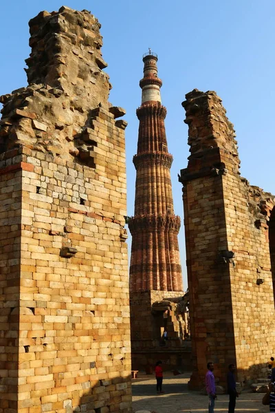 Qutub Minar - o minarete de tijolo mais alto do mundo . — Fotografia de Stock