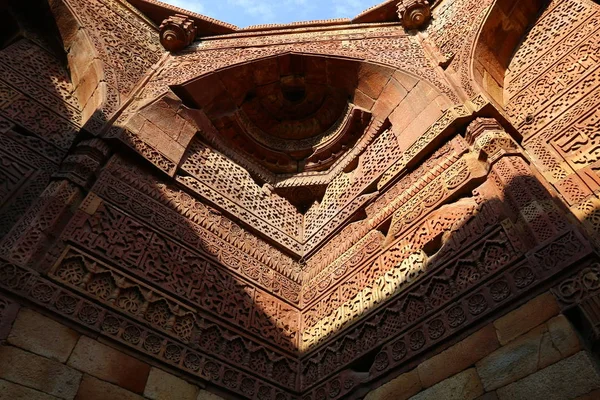 Qutub Minar - il minareto di mattoni più alto del mondo . — Foto Stock