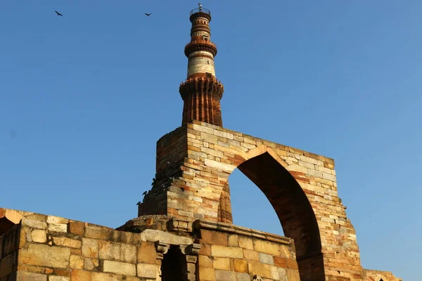Qutub Minar - dünyanın en yüksek tuğla Minare. 