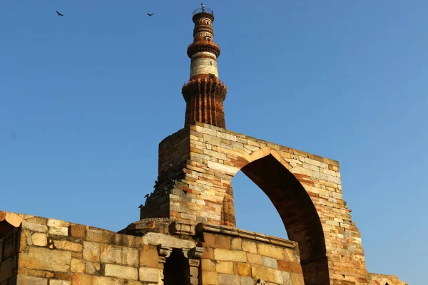 Qutub Minar - il minareto di mattoni più alto del mondo . — Foto Stock