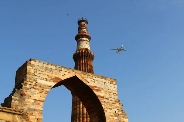 Qutub Minar - o minarete de tijolo mais alto do mundo . — Fotografia de Stock