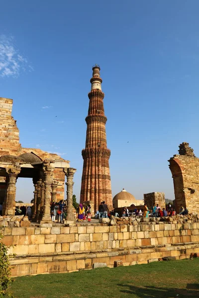 Qutub Minar - o minarete de tijolo mais alto do mundo . — Fotografia de Stock